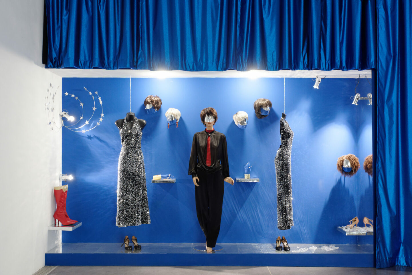 Boucles, bricoles et miroirs, vue de l'exposition de Brice Dellsperger au Frac Occitanie Montpellier, 18.05-05.09.2026 - Photo Christian Perez. &copy; Adagp, Paris 2026