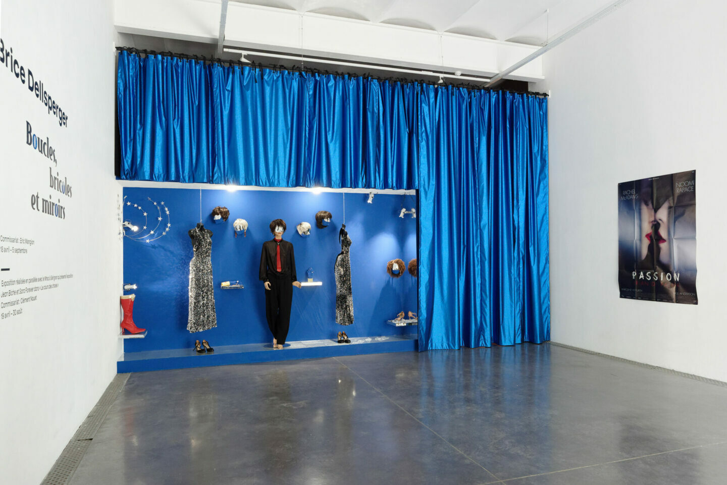 Boucles, bricoles et miroirs, vue de l'exposition de Brice Dellsperger au Frac Occitanie Montpellier, 18.05-05.09.2026 - Photo Christian Perez. &copy; Adagp, Paris 2026