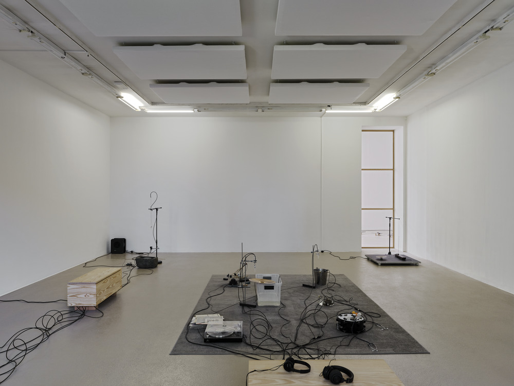 Tarek Atoui, Whispering Playground, 2021 - Vue de l&rsquo;exposition "Tarek Atoui, The Drift", &agrave; l&rsquo;Institut d&rsquo;art contemporain, Villeurbanne/Rh&ocirc;ne-Alpes, 2023 - Cr&eacute;dit photographique : Thomas Lannes