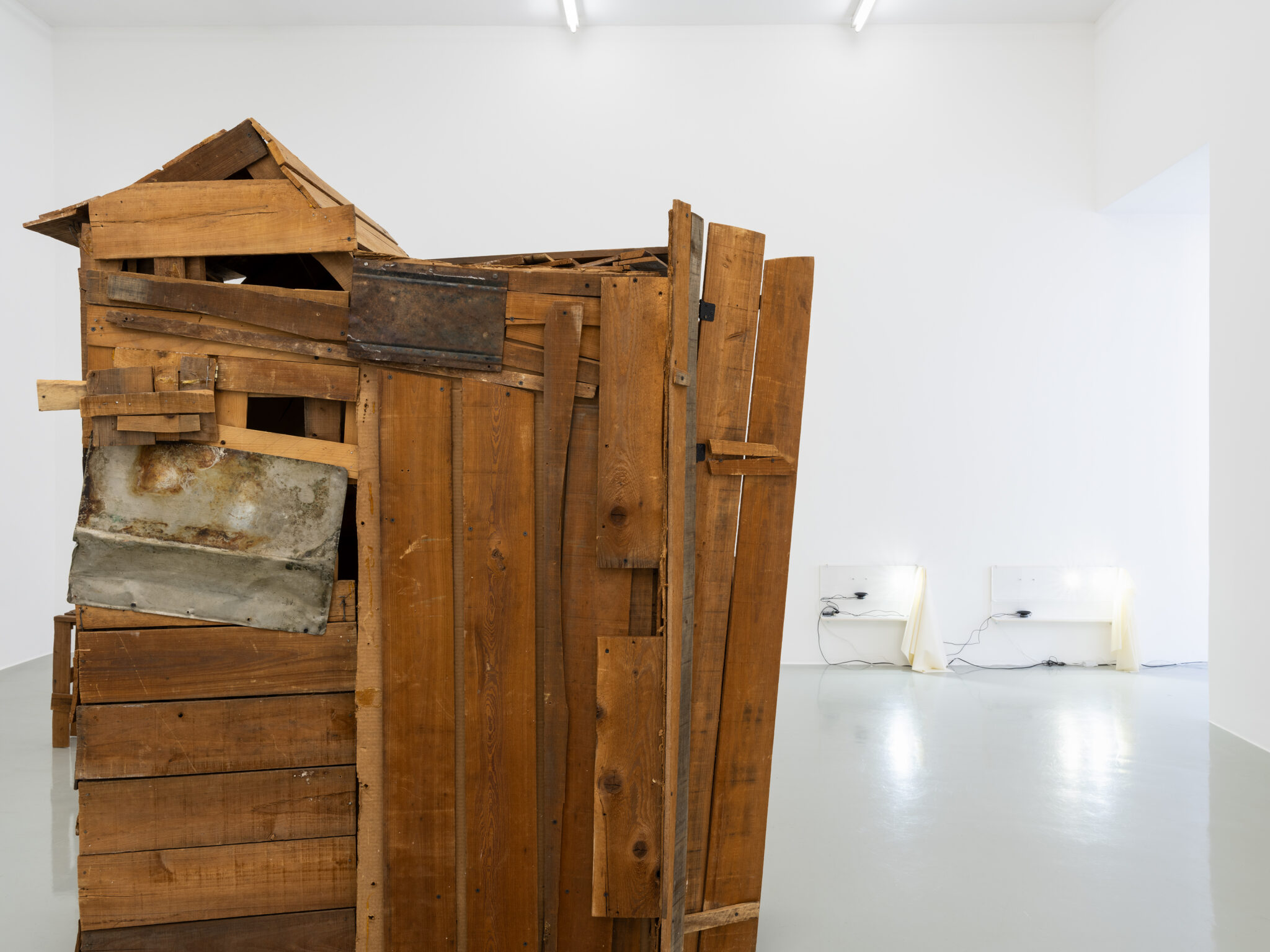 Vue d'exposition, Beverly Buchanan, Impermanences, avec Hélène Yamba-Guimbi, 49 Nord 6 Est - Frac Lorraine, Metz, du 27 février au 16 août 2026. Photo : Fred Dott