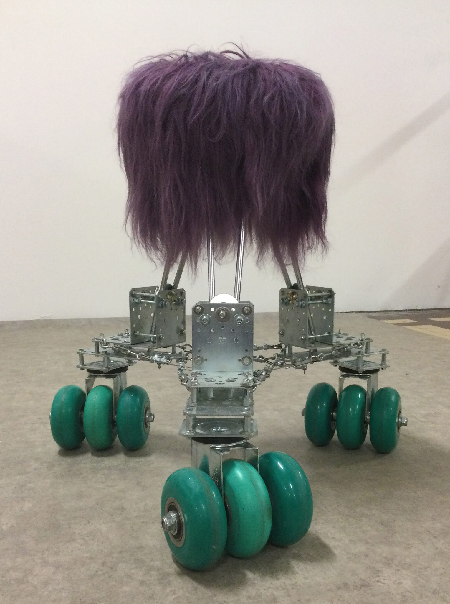 Marina Faust, Rolling Stools, 2023. Tabouret vintage, métal, roues en caoutchouc, fourrure de mouton islandais, 65 x65 x65 cm. Frac-Artothèque Nouvelle-Aquitaine, collection Frac. © Adagp, Paris 2026.