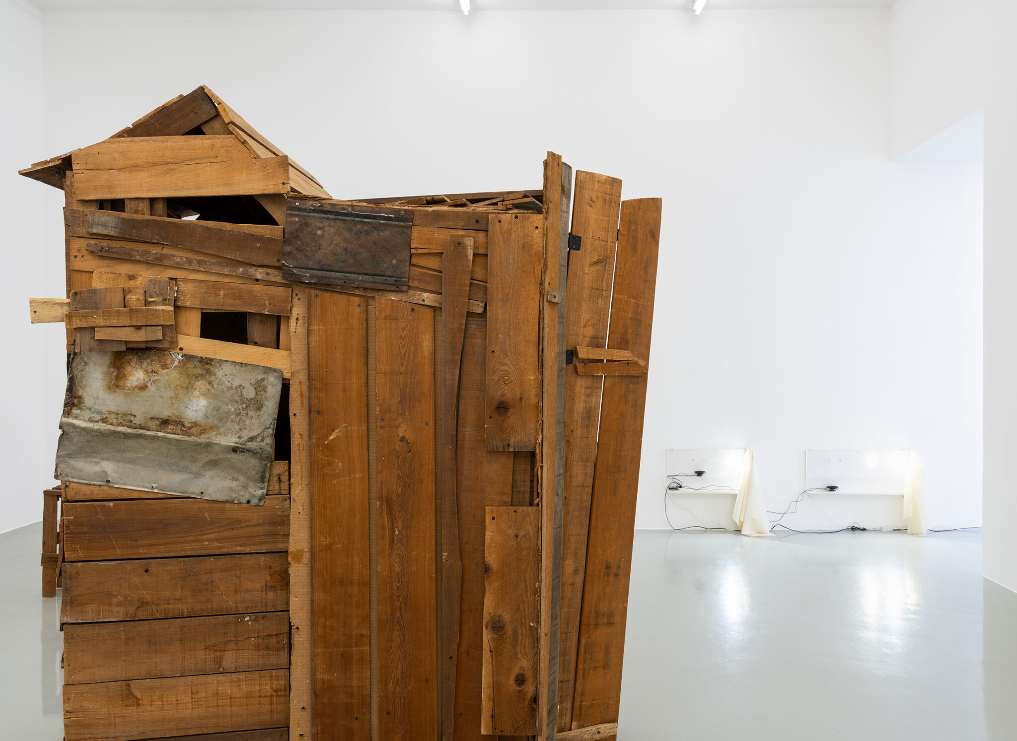 Vue d'exposition Beverly Buchanan. Impermanences, avec Hélène Yamba-Guimbi. 49 Nord 6 Est - Frac Lorraine, Metz. Photo : Fred Dott. Courtesy Tubman African American Museum, Macon, Estate Beverly Buchanan et Andrew Edlin Gallery, New York © Adagp, Paris, 2026.