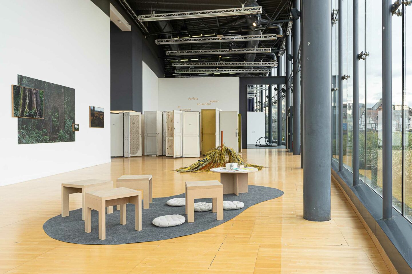 Exposition "Parfois revenir en arri&egrave;re et avancer se confondent", 2026, FRAC Alsace &copy; Alex Flores, Photographe &OElig;uvres : (au fond) Willie Cole, "The elegba principle", 1997, Collection FRAC Lorraine | (&agrave; droite) Julien Creuzet, "Po&egrave;me en entier, vais-je oser le dire hier on m&rsquo;a trait&eacute; de n&eacute;gro de service" et "Po&egrave;me en entier, le son de la houle sous la pluie", 2018, Collection FRAC Champagne-Ardenne