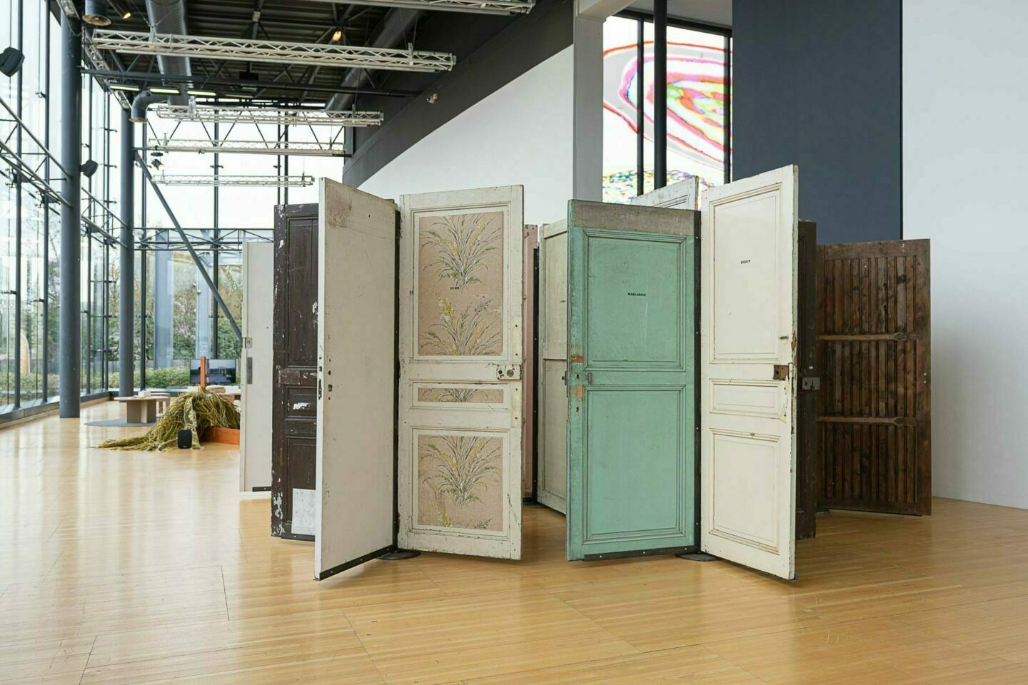 Exposition "Parfois revenir en arri&egrave;re et avancer se confondent", 2026, FRAC Alsace &copy; Alex Flores, Photographe &OElig;uvre : Willie Cole, "The elegba principle", 1997, Collection FRAC Lorraine