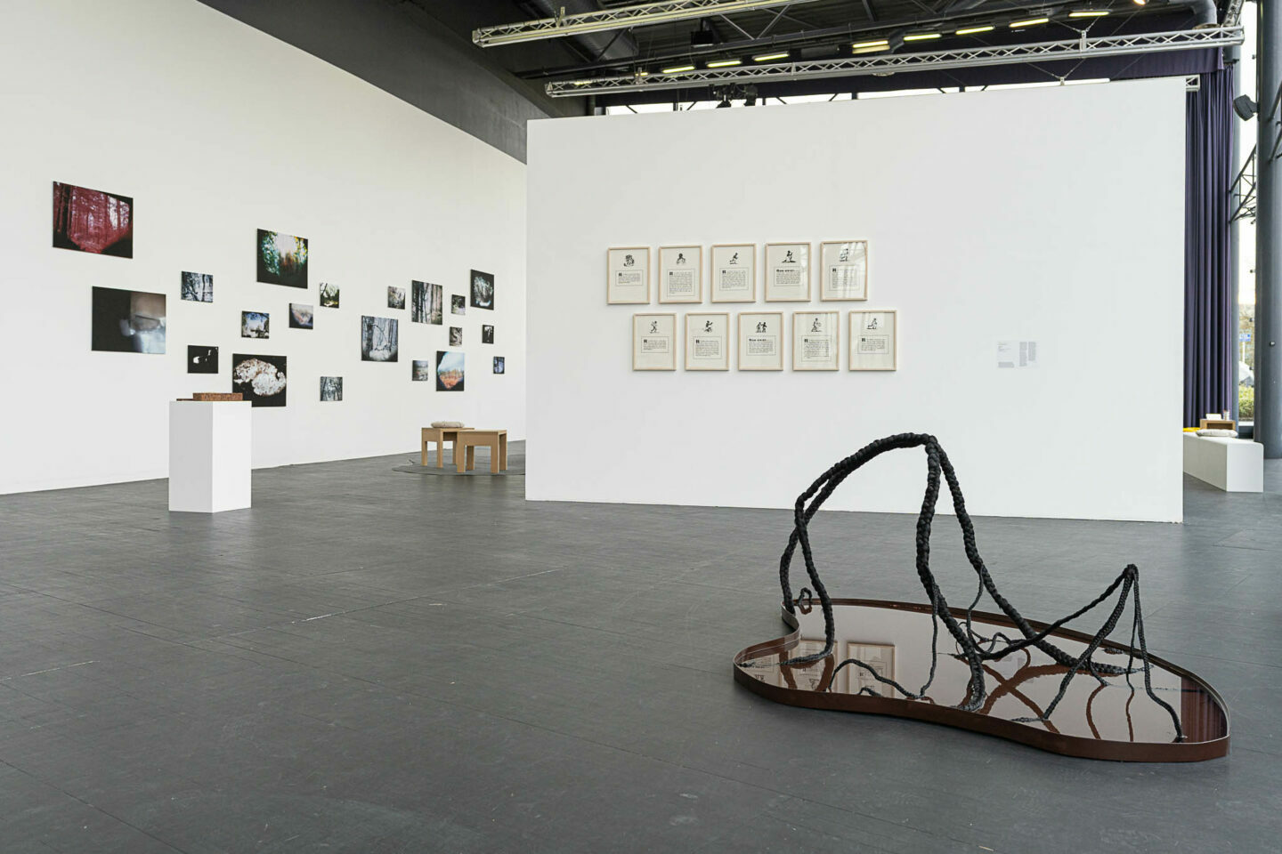 Exposition "Parfois revenir en arri&egrave;re et avancer se confondent", 2026, FRAC Alsace &copy; Alex Flores, Photographe &OElig;uvres, de gauche &agrave; droite : Estefania Pe&ntilde;afiel Loaiza, "Un air d&rsquo;accueil", 2013-2015, Collection FRAC Alsace, ADAGP Paris, 2026 | Glenn Ligon, "Runaways", 1993, Collection FRAC Champagne-Ardenne | Binta Diaw, "Na&icirc;tre au monde, c&rsquo;est concevoir (vivre) enfin le monde comme relation", 2022, Collection FRAC Champagne-Ardenne