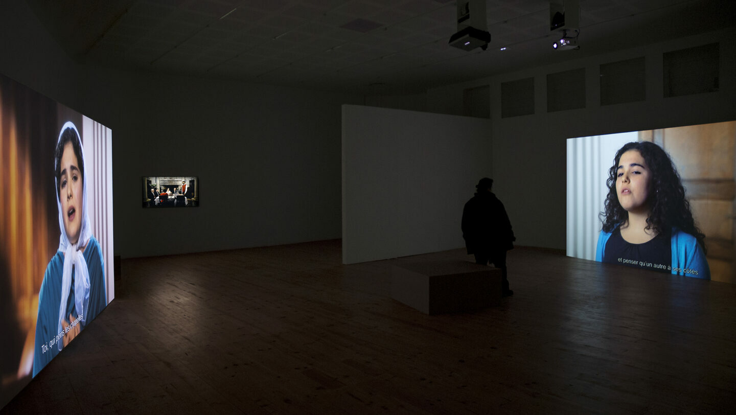 Nina Laisn&eacute;, Esas l&aacute;grimas son pocas, 2015. Collection Frac Nouvelle-Aquitaine M&Eacute;CA. Installation vid&eacute;o, double projection face &agrave; face, 12 min. &copy; Nina Laisn&eacute;