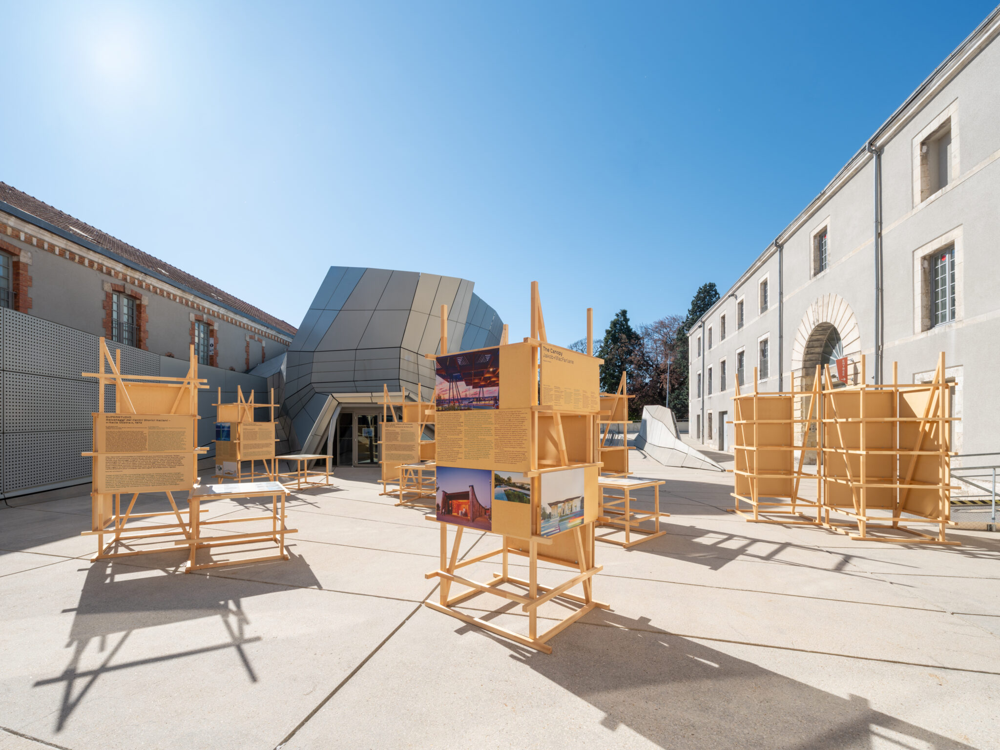 Vue de l'exposition « Vivre avec / Living with », 2026. Frac Centre-Val de Loire © Martin Argyroglo