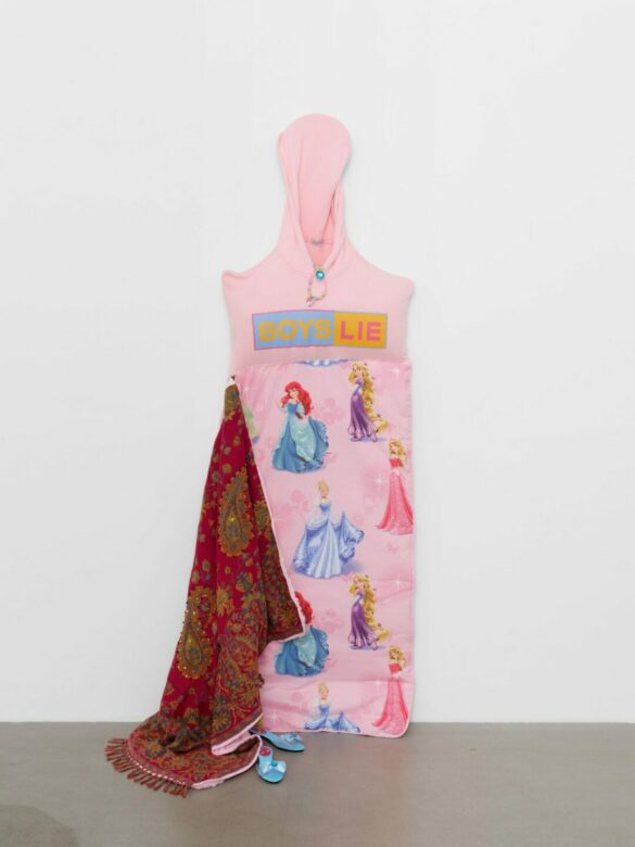 Chalis&eacute;e NAAMANI, Born to be a princess, 2025. Sac de couchage pour enfant, v&ecirc;tements, tissus, accessoires, perles, &eacute;tiquette imprim&eacute;e. Courtesv the Artist and Ciaccia Levi. Paris / Milan. &copy; Aur&eacute;lien Mole