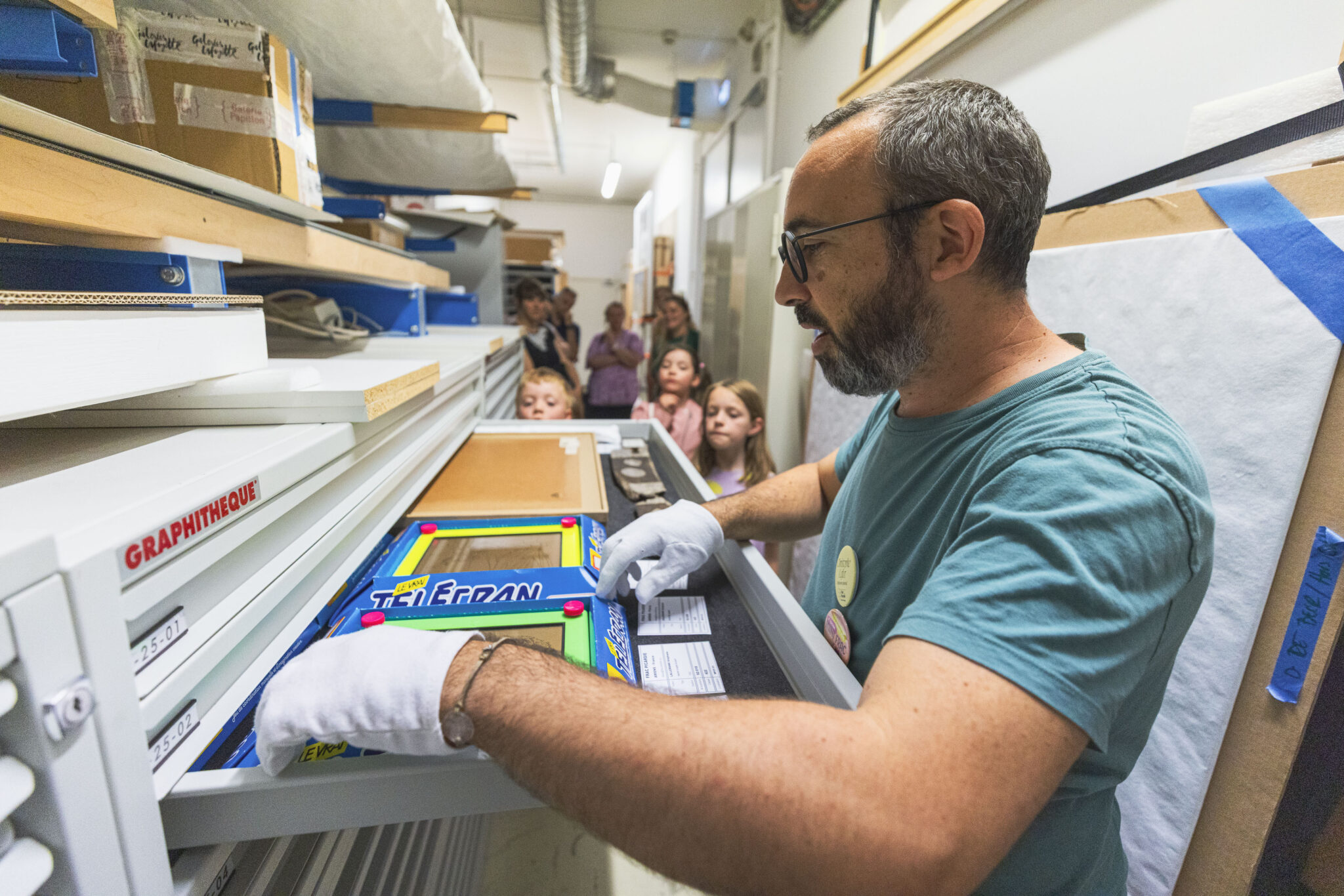 Visite des réserves du Frac, Mini Frac édition 2025 © Bastien Pradeau.