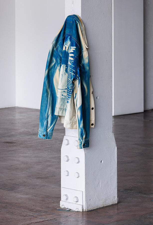 Roy KÖHNKE, Black Hole, RAM Jackets series, 2024 Veste en jean, javel, cyanotype. Frac-Artothèque Nouvelle-Aquitaine, collection Frac Acquisition en 2025 Vue de l’exposition Fleur, Feu, Le Crédac, Ivry, 2025. Commissariat Claire Le Restif. Photo : Salim Santa Lucia. © Adagp, Paris 2026