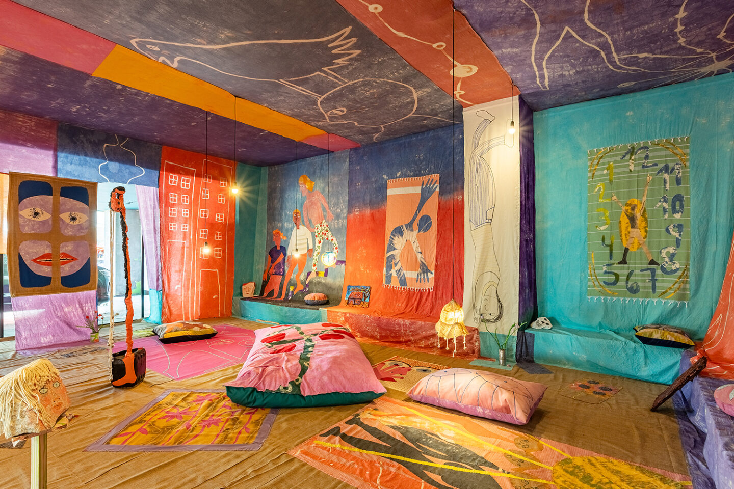 Celina Eceiza, Un nido es una fruta que se hincha / Un nid est un fruit qui gonfle, 2025. Vue de l’installation à la 18e Biennale d’Istanbul. Commissaire : Christine Tohmé © Celina Eceiza. Photo : IKSV.